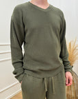 Maglia verde militare scollo a v con rotture