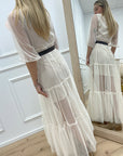 Vestito burro in tulle con balze e spilla