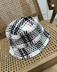 Cappello pescatora in tweed bianco, nero e rosa logo "V"