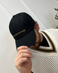 Cappello nero con ricamo camel a contrasto
