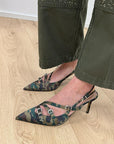 Décolleté slingback camouflage con fibbie