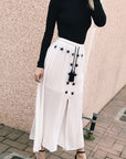 Gonna lunga bianca con ricami neri e nappe