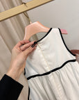 Vestito latte laminato finiture nere a contrasto