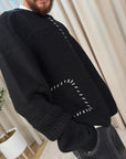 Maglione con mix di intrecci e filo bianco
