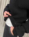 Maglione con mix di intrecci e filo bianco
