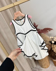 Vestito latte laminato finiture nere a contrasto