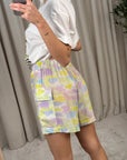 Shorts cargo sfumato limone, lilla con tasche