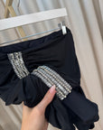 Gonna mini nera drappeggiata con ricamo gioiello