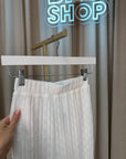 Pantaloni in pizzo bianchi a zampa