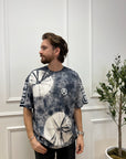 T shirt tie dye grigia e bianca con stampa