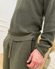 Maglia verde militare scollo a v con rotture