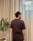 T shirt marrone con logo floccato sfumato