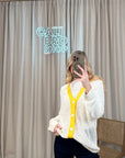 Cardigan bianco con bordi gialli a maglia grande
