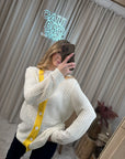 Cardigan bianco con bordi gialli a maglia grande