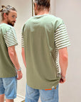 T shirt rigata verde oliva con tasca arancio