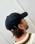Cappello nero con ricamo camel a contrasto