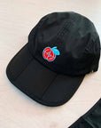 Cappello nero con paraorecchie anti vento