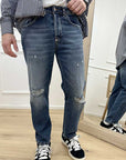 Jeans blu slavati e con strappi