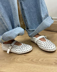 Ballerine bianche in pelle con borchie