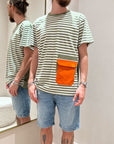 T shirt rigata verde oliva con tasca arancio