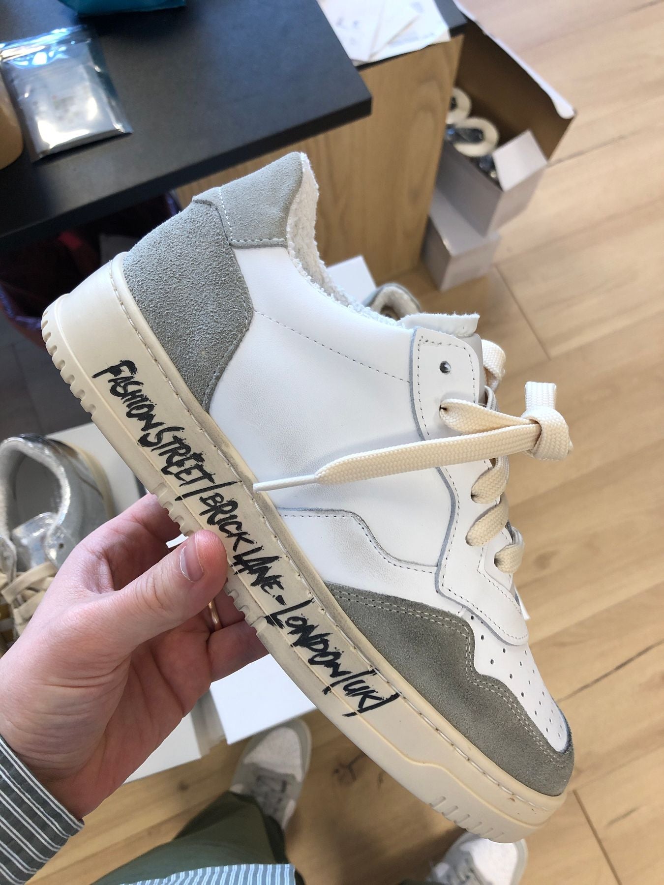 Sneakers Graffiti – Calibro Shop Market - Main Image