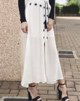 Gonna lunga bianca con ricami neri e nappe