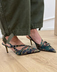 Décolleté slingback camouflage con fibbie
