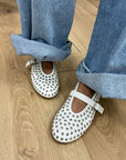 Ballerine bianche in pelle con borchie