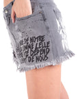 Minigonna in denim grigio con graffiti