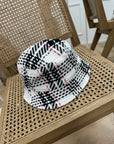 Cappello pescatora in tweed bianco, nero e rosa logo "V"