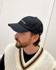 Cappello nero con ricamo camel a contrasto