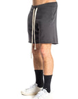 Pantaloncini grigi con strappi e cordoncino