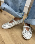 Ballerine bianche in pelle con borchie