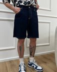 Bermuda denim blu scuro con cuciture bianche