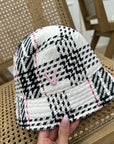 Cappello pescatora in tweed bianco, nero e rosa logo "V"