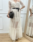 Vestito burro in tulle con balze e spilla