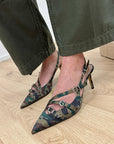Décolleté slingback camouflage con fibbie