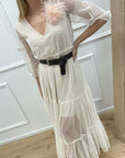Vestito burro in tulle con balze e spilla