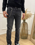 Denim grigi slim fit con catena argentata