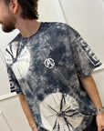 T shirt tie dye grigia e bianca con stampa