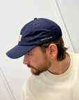 Cappello blu scuro con patch logo