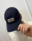 Cappello blu scuro con patch logo