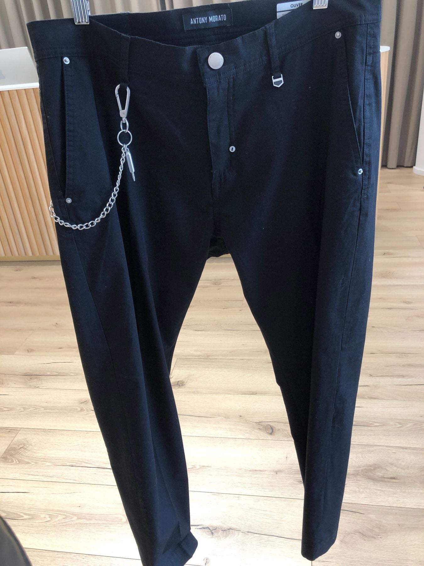 Pantaloni Oliver slim fit con catena