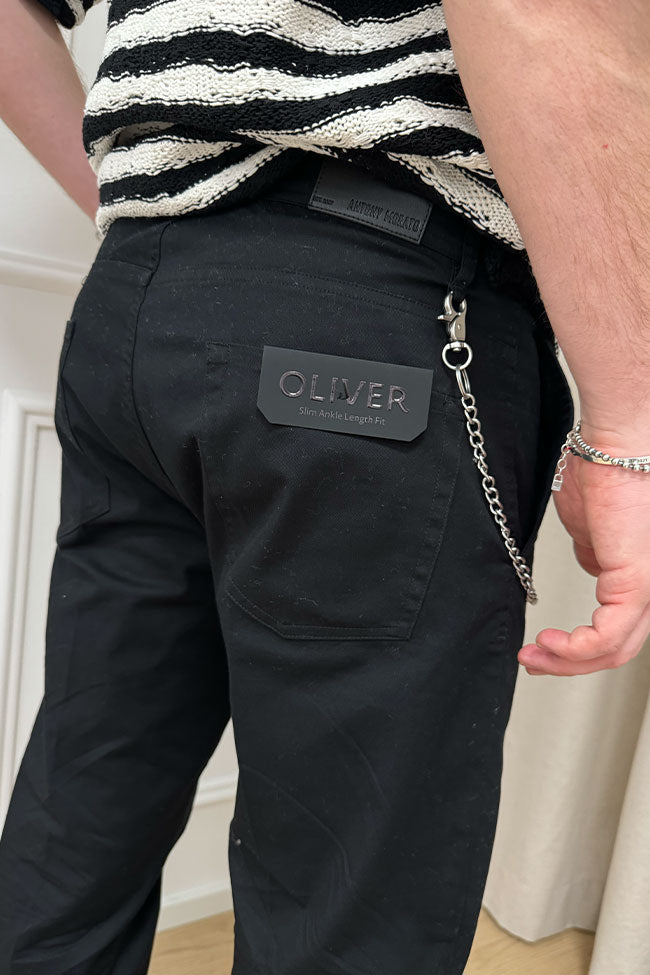 Pantaloni Oliver slim fit con catena