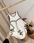 Vestito latte laminato finiture nere a contrasto