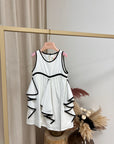 Vestito latte laminato finiture nere a contrasto