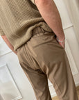 Pantaloni beige dritti con elastico in vita