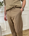 Pantaloni beige dritti con elastico in vita