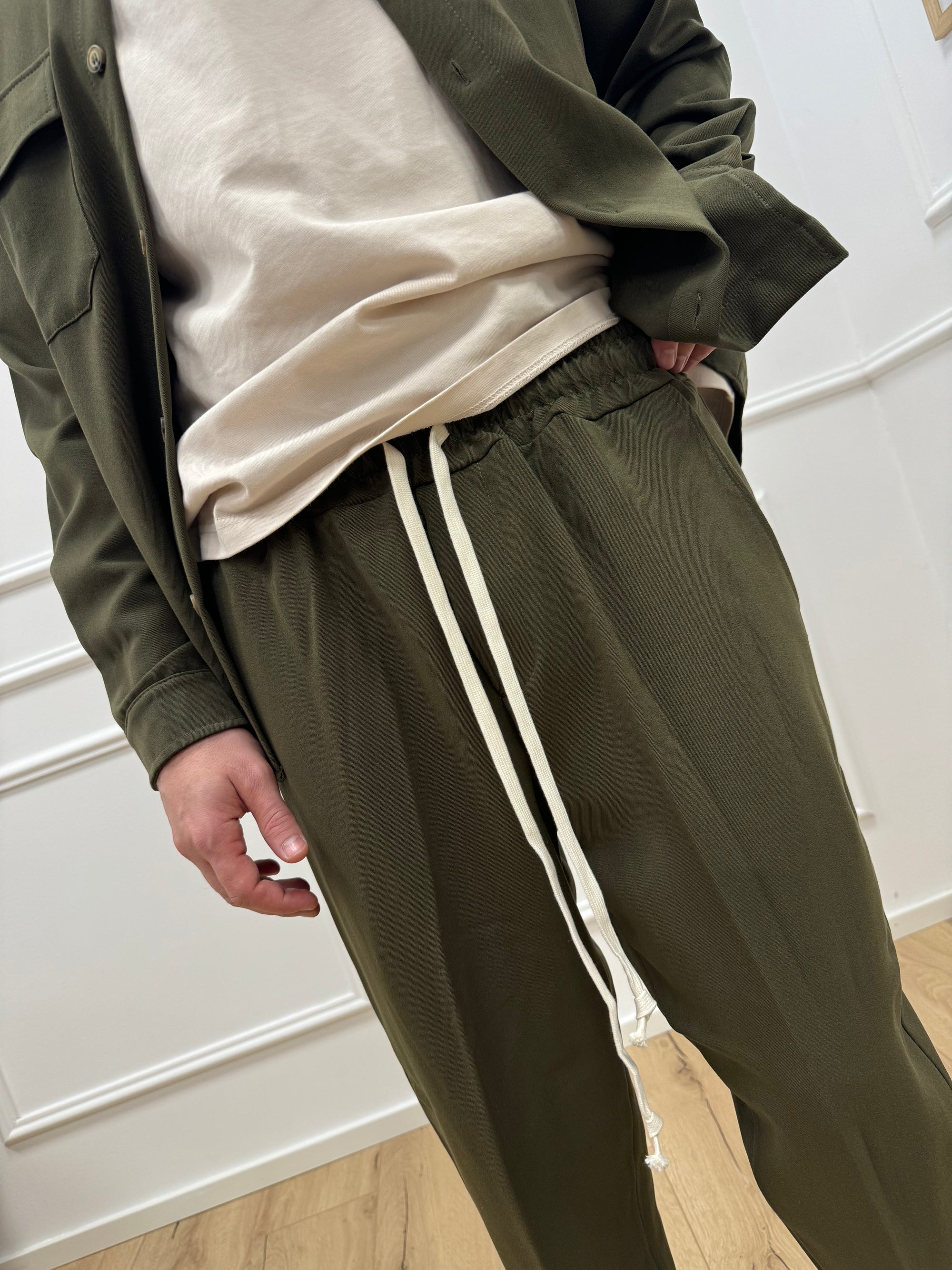 Completo camicia e pantalone militare