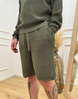 Bermuda verde militare in maglia con rotture